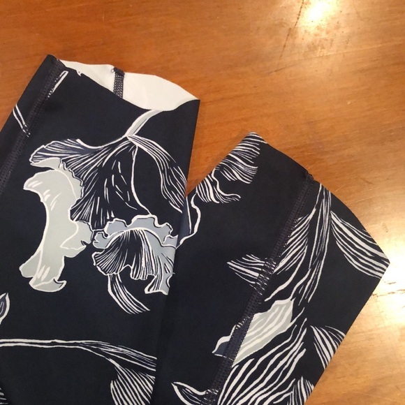 Athleta Navy Floral Sonic Capri Leggings small - Picture 6 of 7